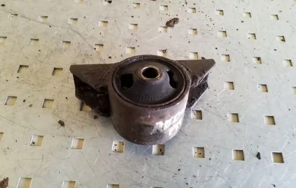 Mitsubishi L200 Rear differential mounting bracket 