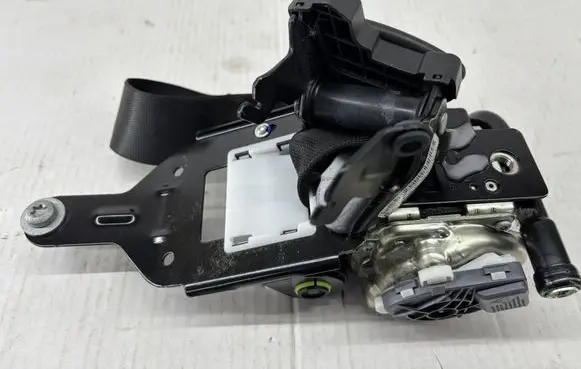 Mercedes-Benz E C207 W207 Front seatbelt 