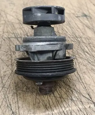 BMW 5 E39 Water pump pulley 2246129