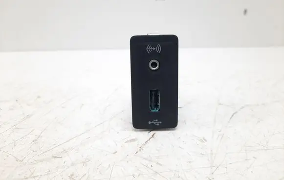 Volkswagen Crafter USB socket connector 5G0035222E 5Q0035726E