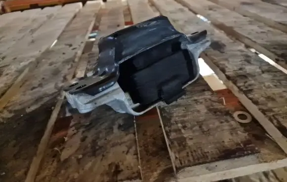 Volkswagen Jetta V Engine mount bracket