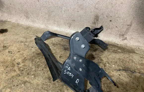 Mercedes-Benz C W204 Headlight/headlamp mounting bracket A204626045