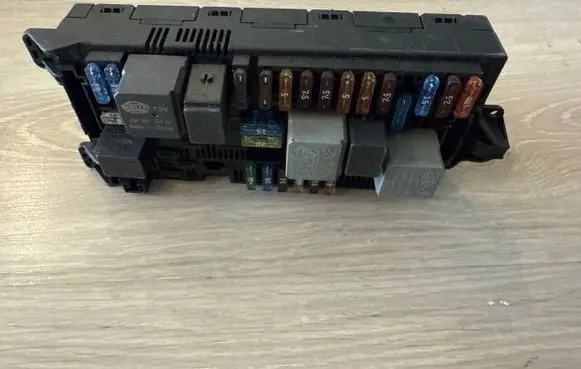 Mercedes-Benz E W211 Fuse module 2115457701 204031335 A2115457701