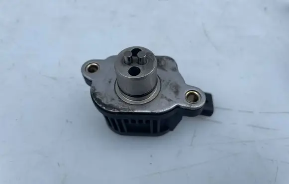 Volkswagen Golf VII Camshaft vanos timing valve 04E906048A