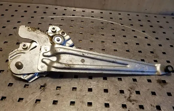 Rear door manual window regulator