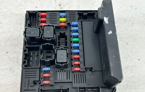 Nissan Qashqai Fuse module 284B7JD00B 519228324 1017192207