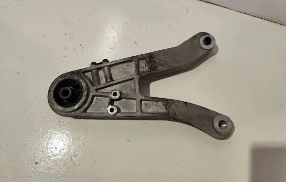 Volvo V70 Engine mounting bracket 3524347 G6587