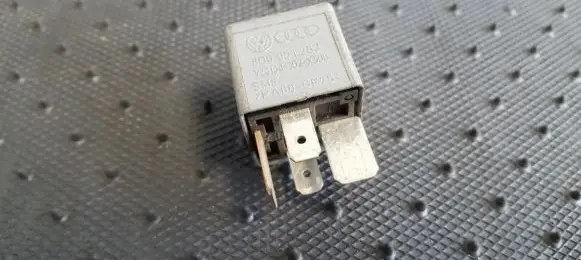 Volkswagen PASSAT B5 Other relay 8D0951253 V23134-J52-X300