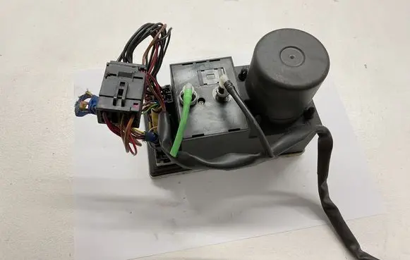 Audi A6 S6 C4 4A Central locking motor 8L0862257E 020497