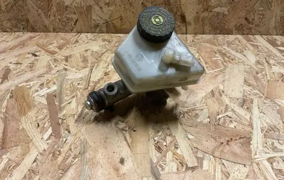 Mercedes-Benz C W203 Master brake cylinder A2034300002