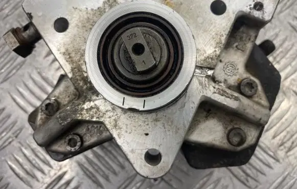 Volvo XC70 Fuel injection high pressure pump 30756125