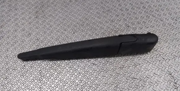 Rear wiper blade arm
