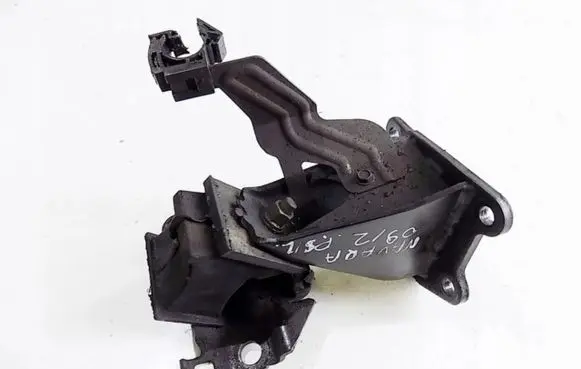 Nissan Navara D40 Engine mount bracket