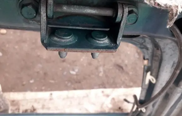 Subaru Forester SF Tailgate/trunk/boot hinge