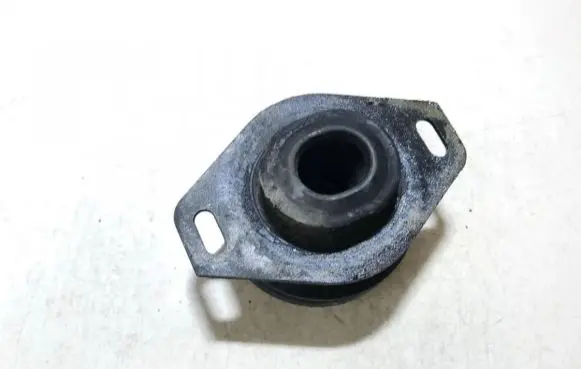 Peugeot 607 Engine mount bracket