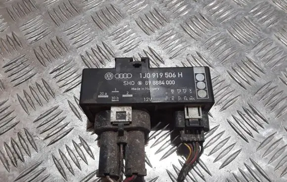 Audi A3 S3 8L Coolant fan relay 1J00919506H