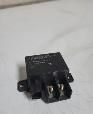 Mercedes-Benz E W211 Charging relay A0025423819 V23132A2001X14