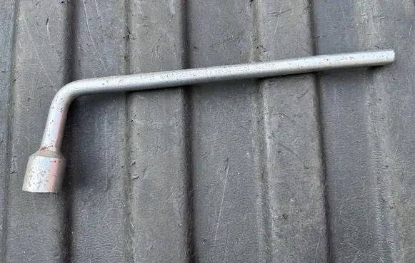 Mercedes-Benz S W221 Wheel nut wrench A2215810001