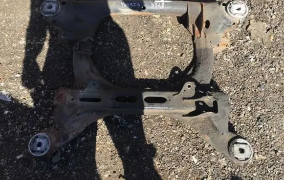 Volkswagen Touareg I Front subframe