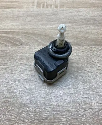 Volvo S40, V40 Headlight level adjustment motor 007878