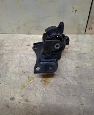 Toyota Prius (XW30) Engine mount bracket 
