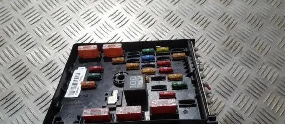 Volkswagen PASSAT B6 Fuse box set 3c0937125 27100467