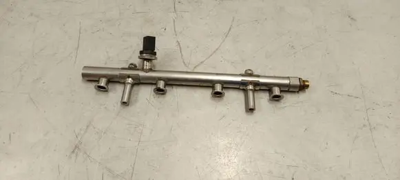 Seat Leon (5F) Fuel distributor 06k133317g 06j906051f
