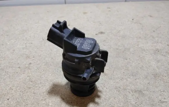 Toyota Auris 150 Windscreen/windshield washer pump 8533060160 0602104501