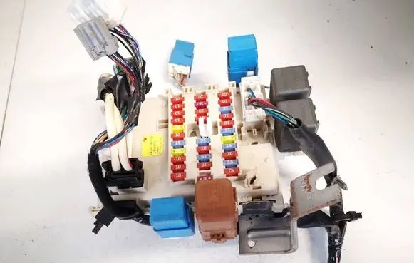 Nissan Primera Fuse box set 24350av700