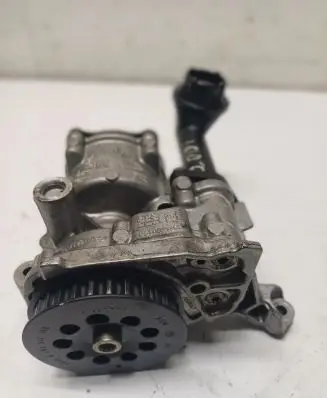 Volkswagen PASSAT B8 Oil pump 04L145208K 04L115767R