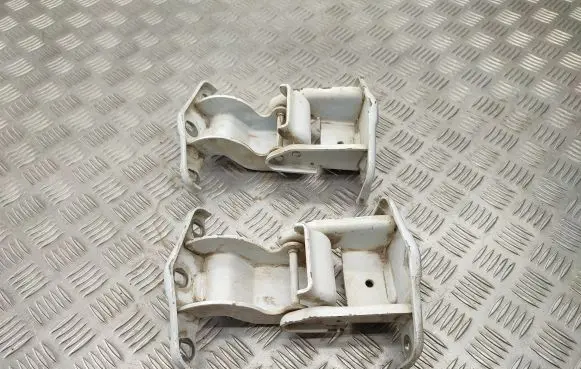 Opel Vivaro Loading door lower hinge 527428 57854