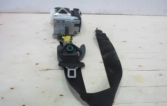 Mercedes-Benz ML W166 Front seatbelt A1668603586