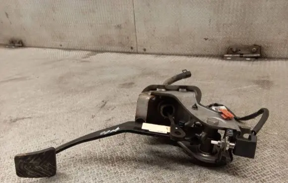 Hyundai i30 Clutch pedal 328021H320