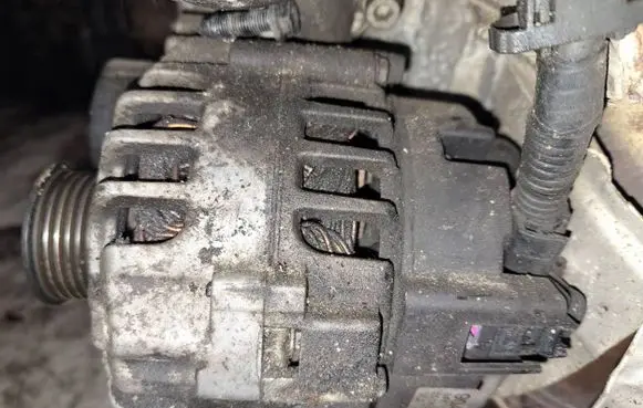 Volkswagen Polo IV 9N3 Generator/alternator 03d903025j
