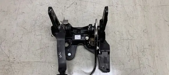 Opel Astra J Pedal assembly 13407018