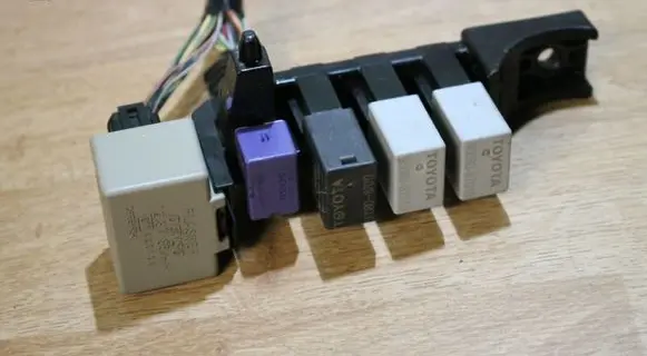Toyota Avensis T250 Relay mounting block 