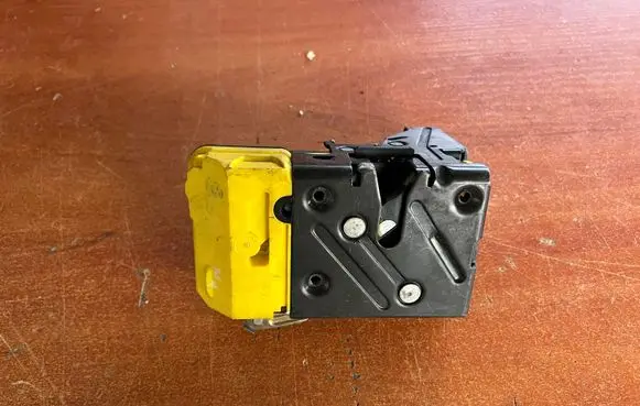 Volvo S60 Front door lock 30634615