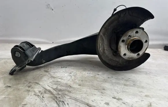 Rear wheel hub spindle/knuckle