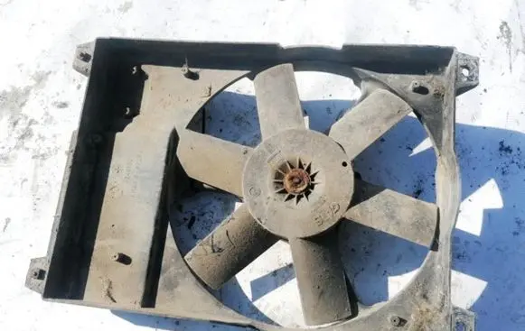 Radiator cooling fan shroud