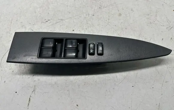 Toyota Avensis T270 Electric window control switch 8404005020