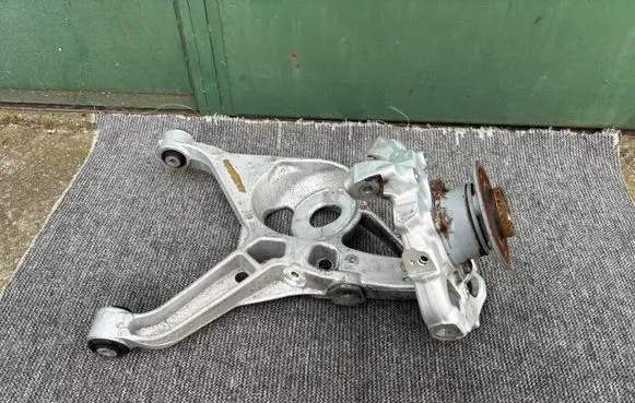 Mercedes-Benz GLE W167 Rear wheel hub spindle/knuckle A1673520200