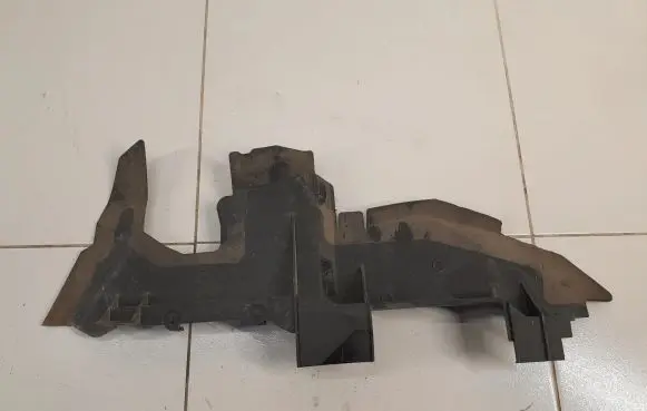 Audi Q7 4L Intercooler air guide/duct channel 4L0121284