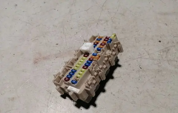 Nissan Pathfinder R52 Fuse module 9NA0B