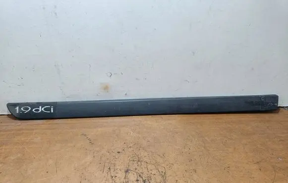 Renault Megane II Front door trim (molding) 8200073469