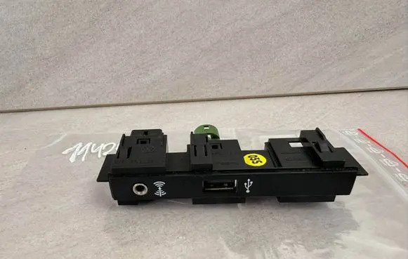 Volkswagen Touran III USB socket connector 5TA863324B 5Q0035724