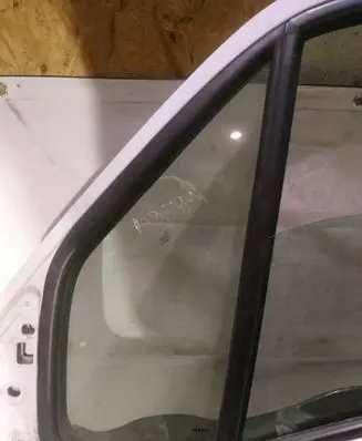 Iveco Daily 40.8 Front door vent window glass four-door as2