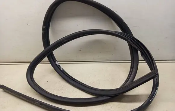 Nissan Qashqai+2 Front door rubber seal