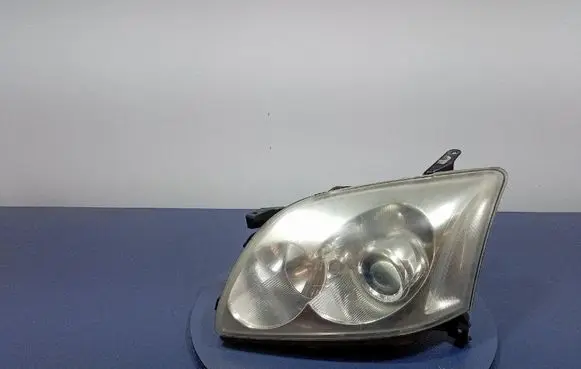 Toyota Avensis Verso Headlight/headlamp 05-44