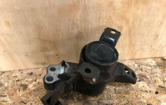 Toyota Auris 150 Engine mount bracket