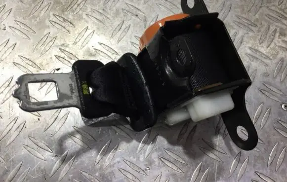 Nissan Almera N16 Middle seatbelt (rear) 